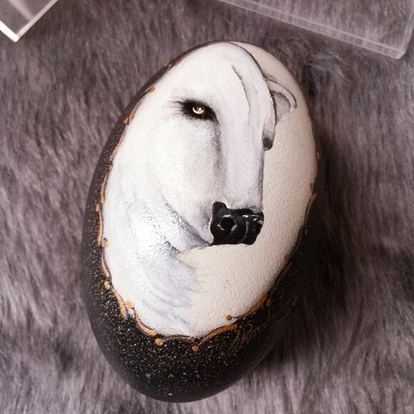 Polar bear painting on green emu egg - Picture 3 of 5